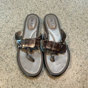 NWOB Me Too Metallic sandals Size 8.5M